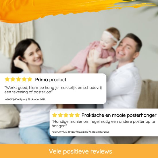 Famille profitant d'une photo. Deux avis positifs sur l'accroche poster.