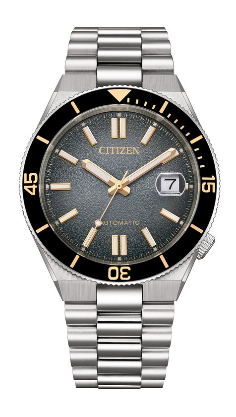 Citizen Tsuyosa horloge met zilveren kast, zwarte wijzerplaat, goudkleurige indexen en stalen horlogeband.