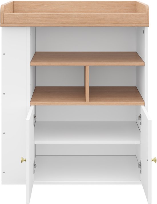 Witte commode met houten bovenkant, open schappen en twee deurtjes met gouden knoppen op een witte achtergrond.