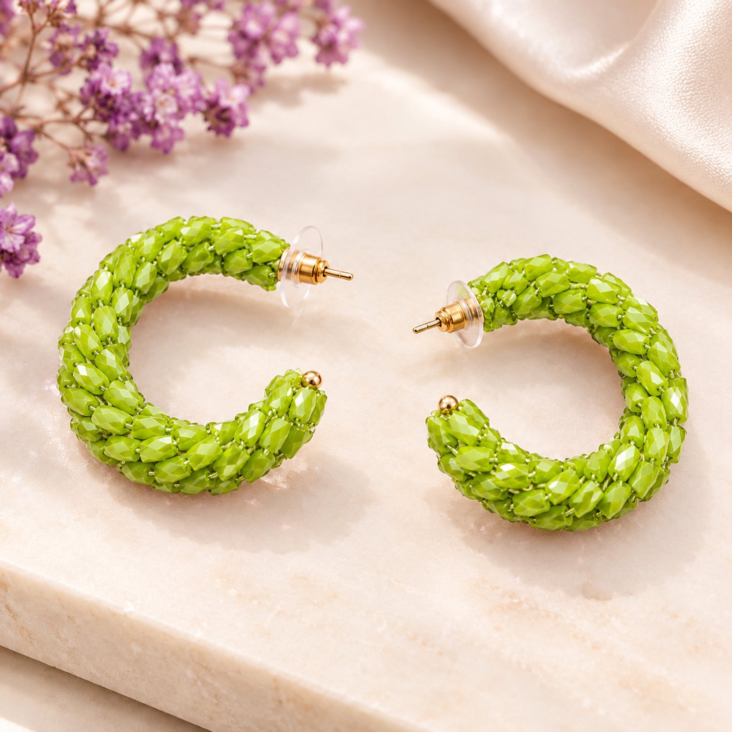 Cristaé ZYRA – Groene Statement Oorstekers – Chunky Design met Facetgeslepen Kralen en Goudkleurige Details