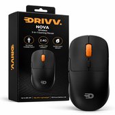 Zwarte Drivv. Nova draadloze gamingmuis met oranje scrolwiel, getoond naast de zwarte verpakking.