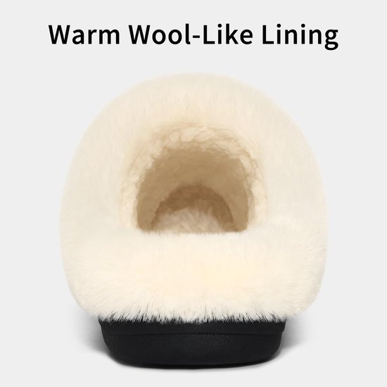 Achterzijde van een zwarte slipper met een warme, crèmekleurige voering die op wol lijkt.