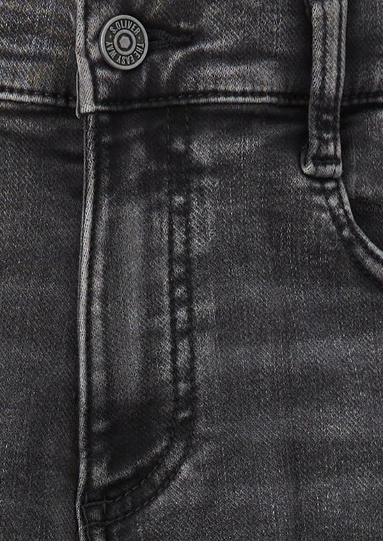 Detail van de knoopsluiting van een zwarte jeans, met de tekst 's.Oliver - The Easy Way' op de metalen knoop.