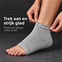 Voet in grijze, ademende Professor Q hielbeschermer met gelpad. Tekst: Trek aan en strijk glad.