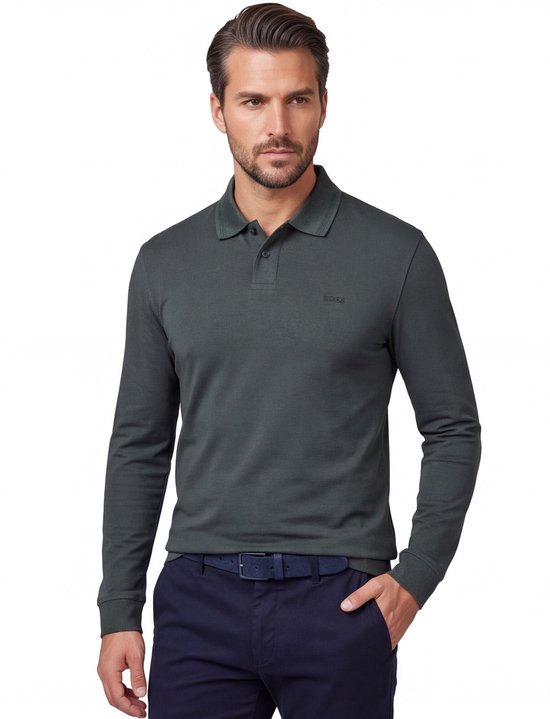 Man draagt een donkergroen poloshirt met lange mouwen en een donkerblauwe broek.