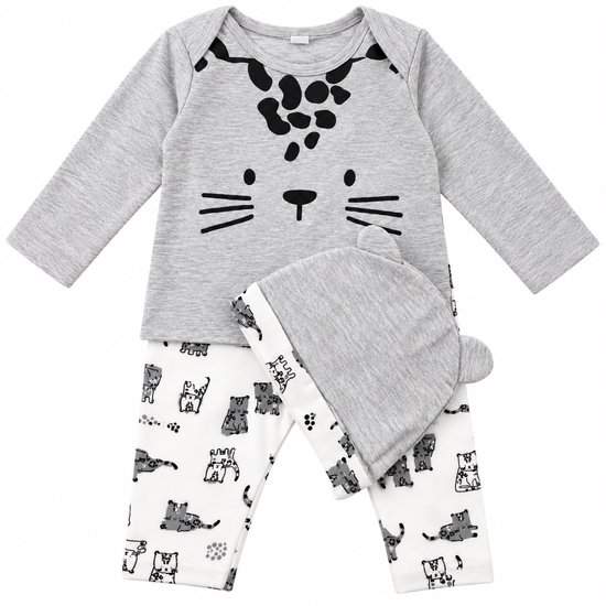 Grijze 3-delige babyset: shirt met kattengezicht, witte broek met katjesprint en bijpassend grijs mutsje met oortjes.