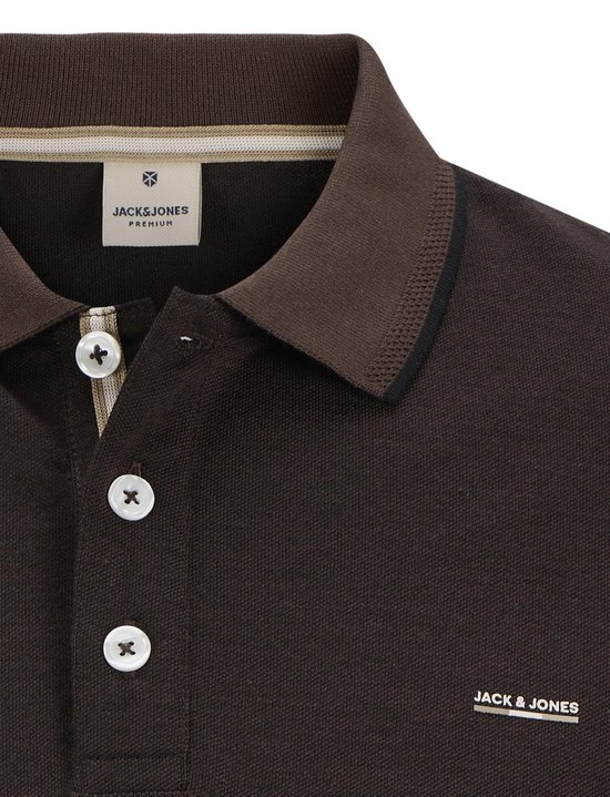 Close-up van een bruine Jack & Jones Premium polo met knoopsluiting en gestreept detail aan de binnenkant van de kraag.
