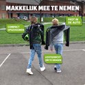 Twee jongens lopen met elk een ingeklapt EXIT voetbaldoel onder hun arm over een sportveld.