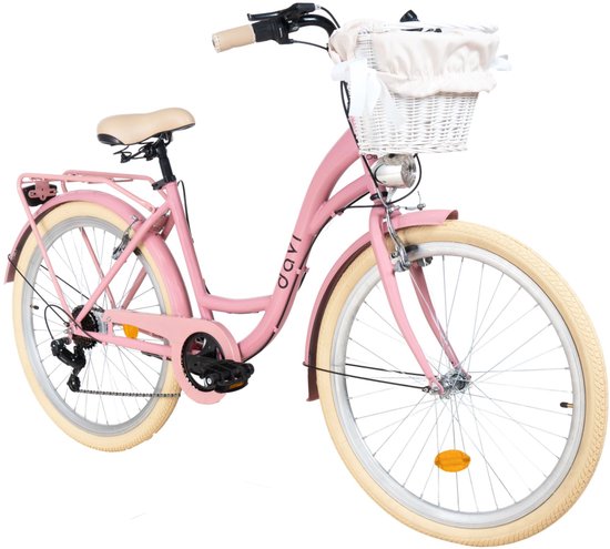 Roze Davi stadsfiets met lage instap, 26 inch, crèmekleurige banden, zadel en een rieten mandje aan het stuur.