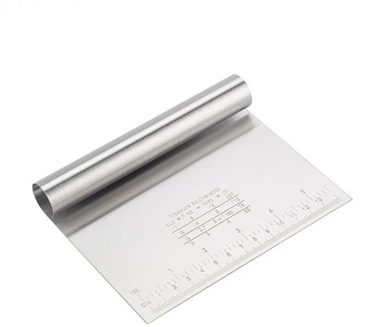 Roestvrijstalen deegschraper met handvat. Het mes heeft markeringen in centimeters en inches, en een maattabel.