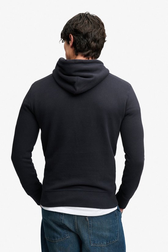 Achteraanzicht van model in donkerblauwe hoodie.