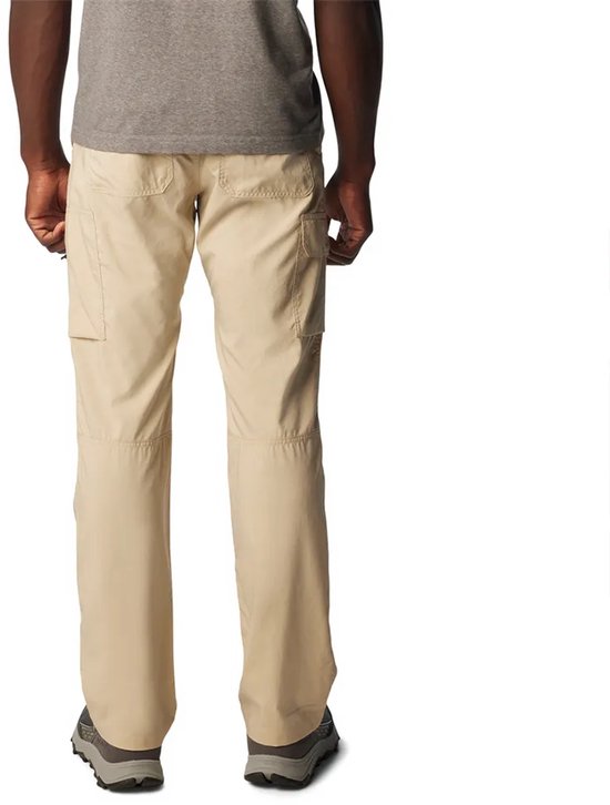 Achterkant van een man in beige cargo broek met opgestikte zakken en een grijze T-shirt.