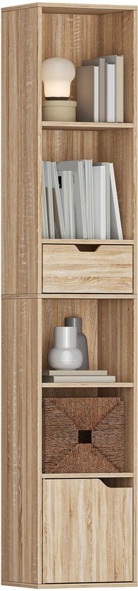 Hoge, smalle houten boekenplank met 3 open vakken, 1 lade, 1 mand en 1 gesloten vak.
