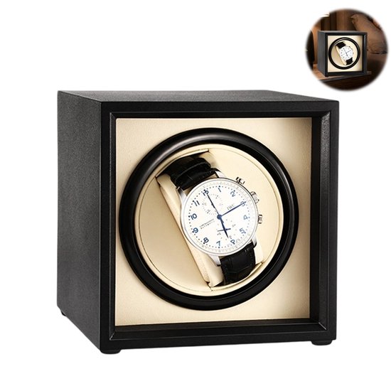 Zwarte horlogewinder met een crèmekleurig kussen waarop een herenhorloge met witte wijzerplaat en zwart leren band ligt.