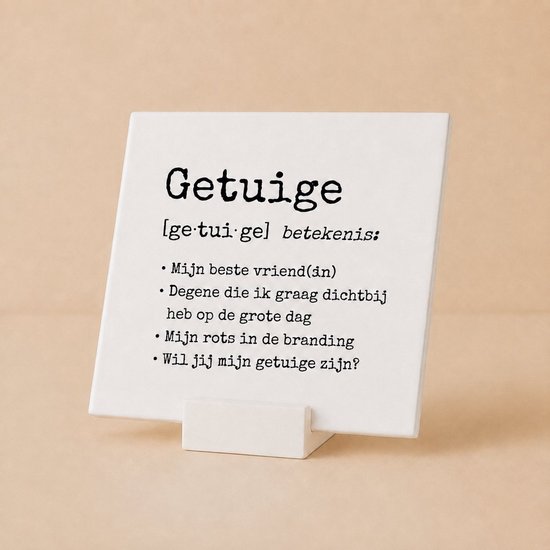Carrelage en céramique blanc avec texte noir "Getuige" et sa signification : Mon meilleur ami(e), Celui/Celle que je veux près de moi le grand jour, Mon roc, Veux-tu être mon témoin ?