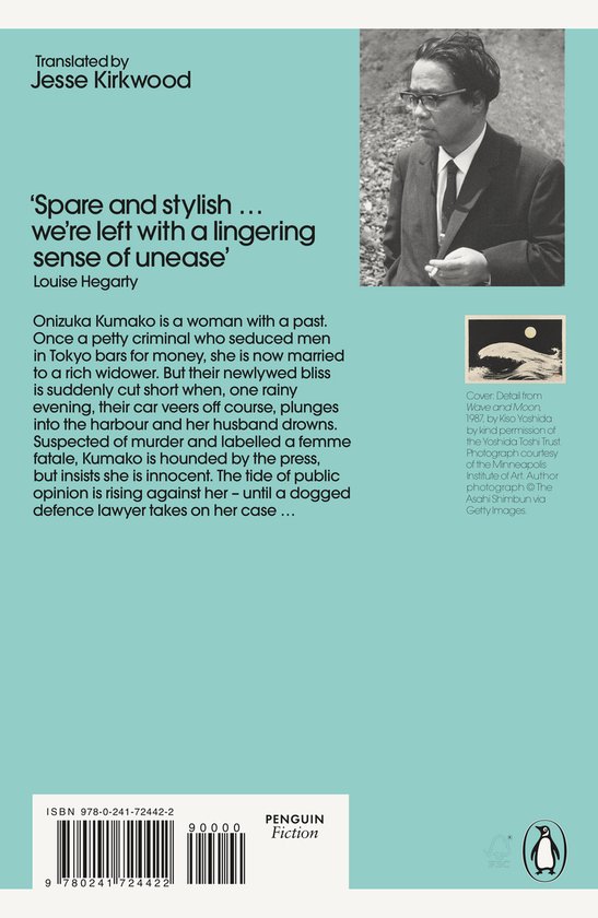 Boekomslag met tekst in het Nederlands. De titel is 'Spare and stylish... we're left with a lingering sense of unease'. Een detail van een foto toont een man die naar rechts kijkt, gekleed in een donker pak en bril.