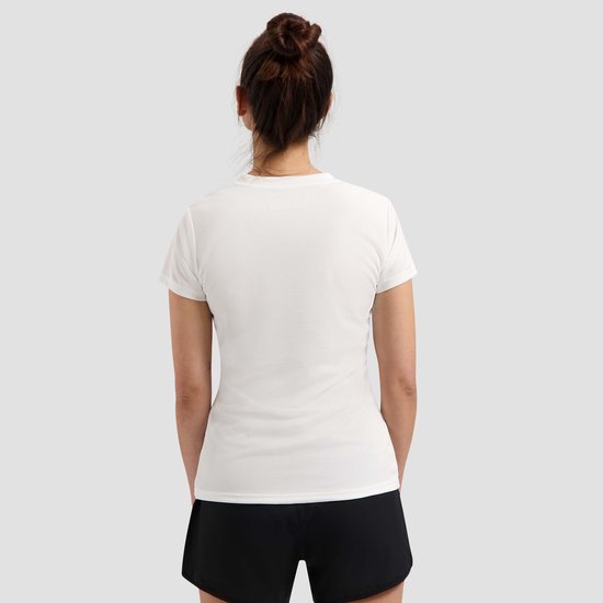 Achterkant van een vrouw in een wit Rogelli sportshirt met korte mouwen en zwarte sportbroek.