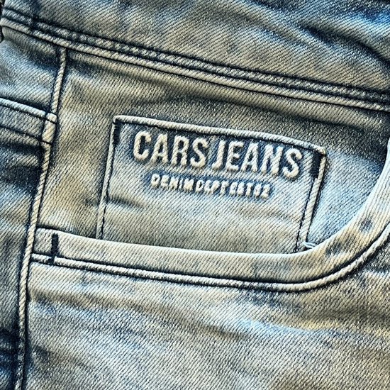Detail van de achterkant van een Cars Jeans met 'Denim Dept Est. 82' label.