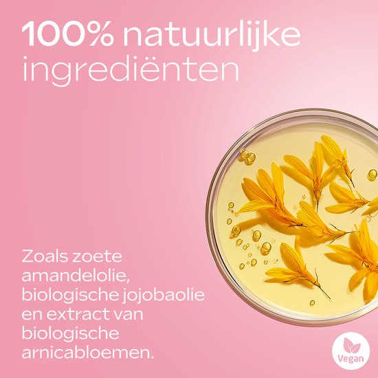 Goudgele bloemblaadjes in een schaal met olie. 100% natuurlijke ingrediënten, zoals zoete amandelolie.
