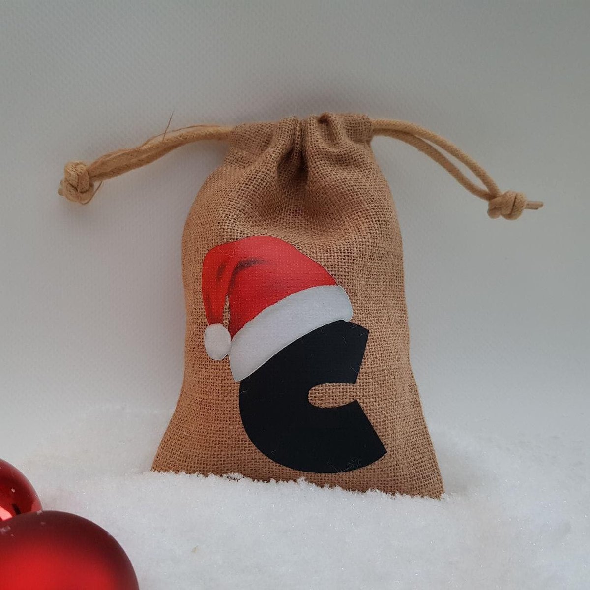 Jute kerst zakje - letter C - cadeauzakje, snoepjes, vullen, kerst, christmas, kerstmis, xmas, x-mas