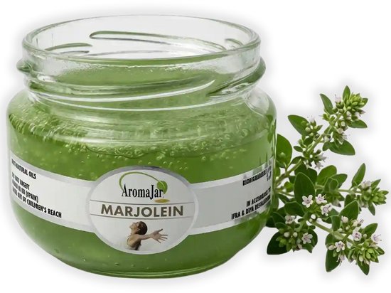 Glazen pot met groene Marjolein-gel en AromaJar-etiket, naast een takje verse marjolein.