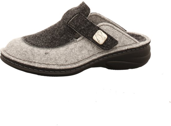 Grijze vilten muil met een verstelbare band en een goudkleurig detail op de zijkant.