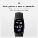 Zwarte Fitbit Edge smartwatch met digitaal scherm dat tijd, temperatuur en gezondheidsstatistieken toont.