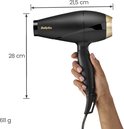 Zwarte BaByliss föhn met gouden accenten wordt vastgehouden door een hand. Afmetingen: 21,5 cm bij 28 cm, gewicht 611 g.