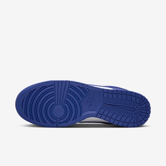 Onderkant van de Nike Dunk Low met blauw profiel en Nike-logo.
