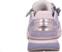 Achterkant van een lichtblauwe Gabor Rollingsoft sneaker met zilveren hakstuk en 'rollingsoft' logo.