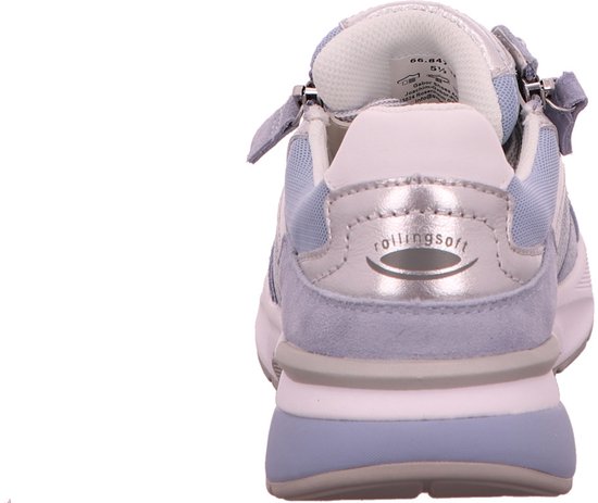 Achterkant van een lichtblauwe Gabor Rollingsoft sneaker met zilveren hakstuk en 'rollingsoft' logo.