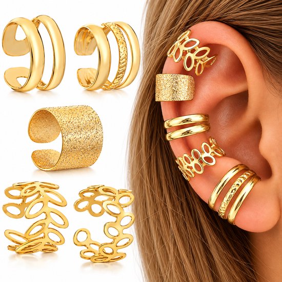 Set van vijf goudkleurige, verstelbare ear cuffs in verschillende patronen, gedragen op een oor.