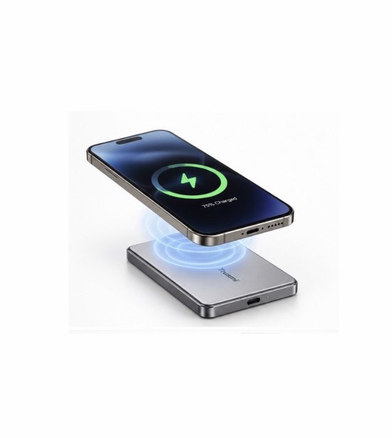 Smartphone die draadloos oplaadt bovenop een grijze Trusmi powerbank.