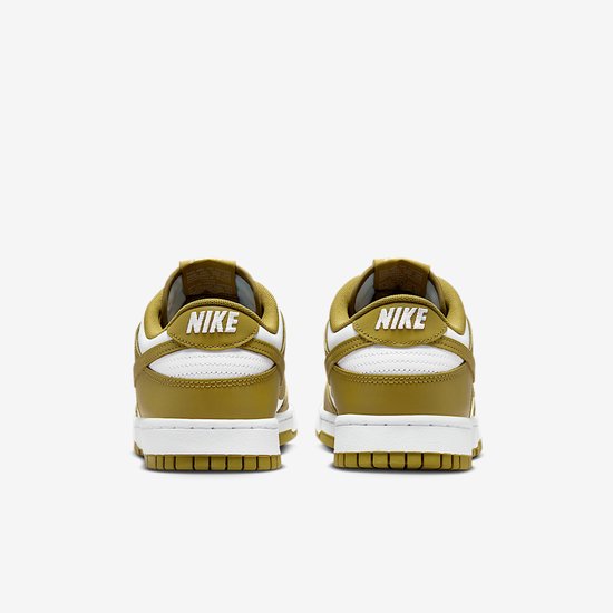 Achterkant van de olijfgroene en witte Nike Dunk Low met wit Nike-logo op de hiel.