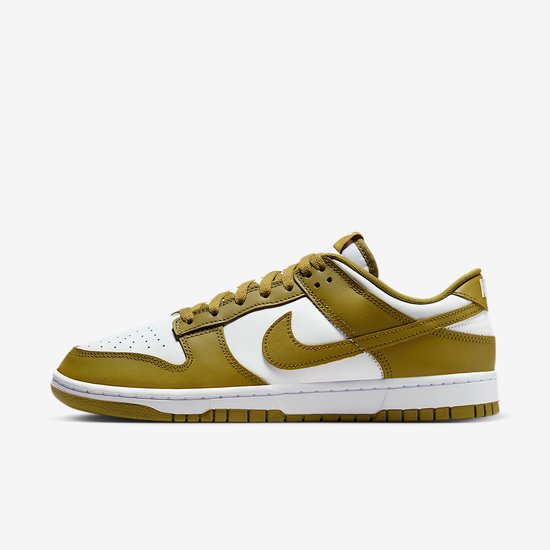 Zijaanzicht van een olijfgroene en witte Nike Dunk Low sneaker.