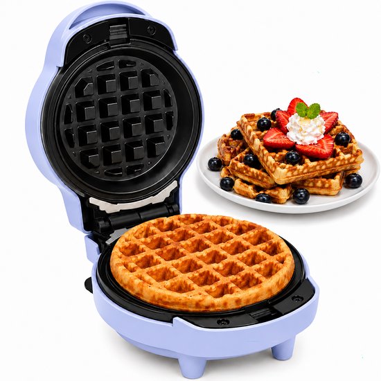 Lichtblauw Löwenthal wafelijzer geopend met een verse wafel, ernaast een bord met gestapelde wafels met aardbeien.