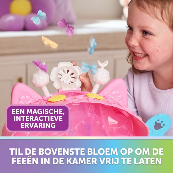 Kind speelt met een roze feeënpoppenhuis waar papieren vlinders uit vliegen. Tekst: Een magische, interactieve ervaring.