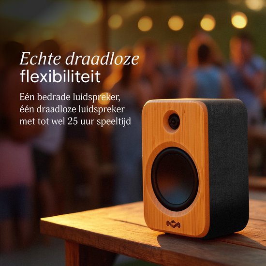 Draadloze luidspreker met bamboe voorpaneel en zwarte stoffen behuizing, 25 uur speelduur.