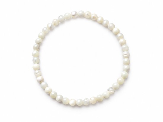 Elegante armband van 4 mm witte schelpkralen in een cirkel op een witte achtergrond.