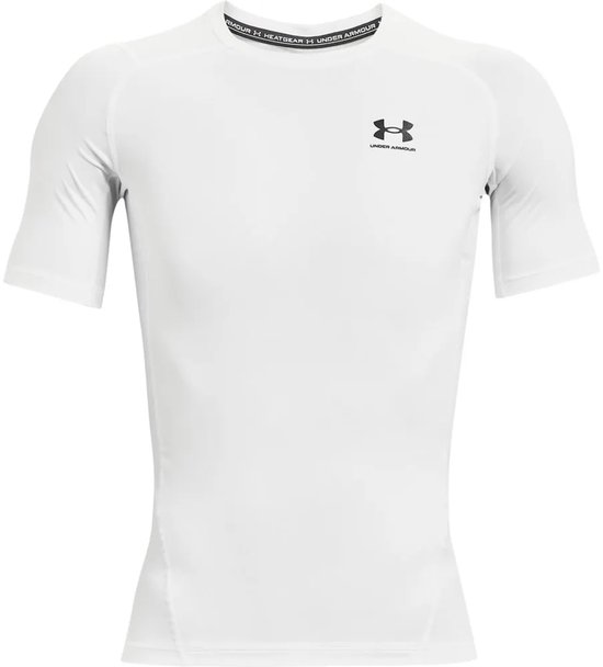 Wit Under Armour HeatGear compressie shirt met korte mouwen. Zwart logo op de borst en op de kraag.