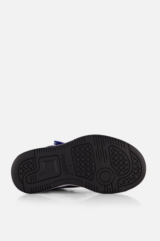 Zool van witte sneaker met blauwe en zwarte accenten. PUMA logo op de zool.