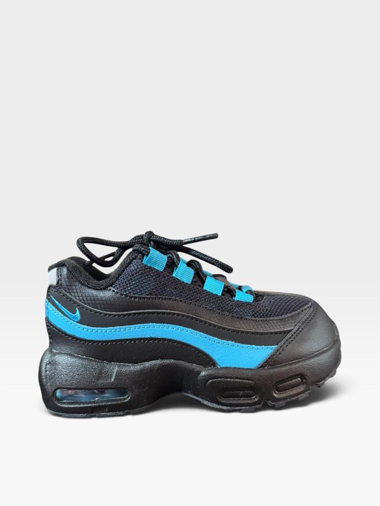 Zijaanzicht van een zwarte Nike Air Max 95 sneaker met felblauwe strepen, Nike-logo en dikke zool.