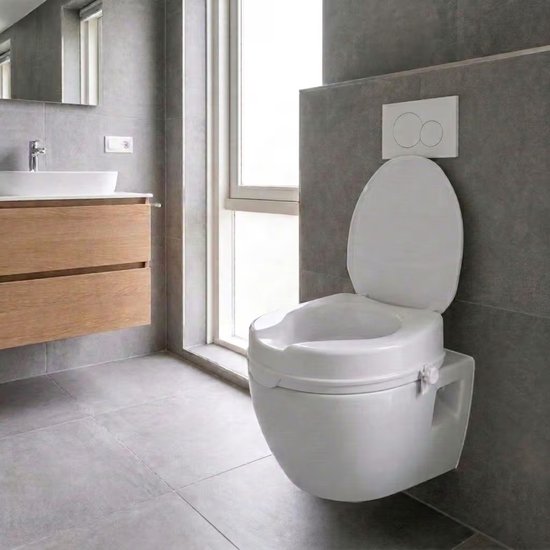 Witte toiletverhoger van 10 cm hoog, gemonteerd op een hangend toilet in een moderne badkamer.