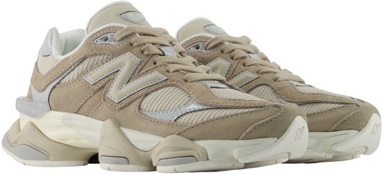 Lichtbruine New Balance 9060 dames sneakers met beige en grijze details.