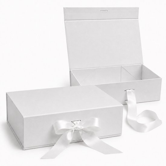 Deux boîtes cadeaux blanches de luxe, une fermée avec un nœud et une ouverte avec des compartiments et un ruban de satin.
