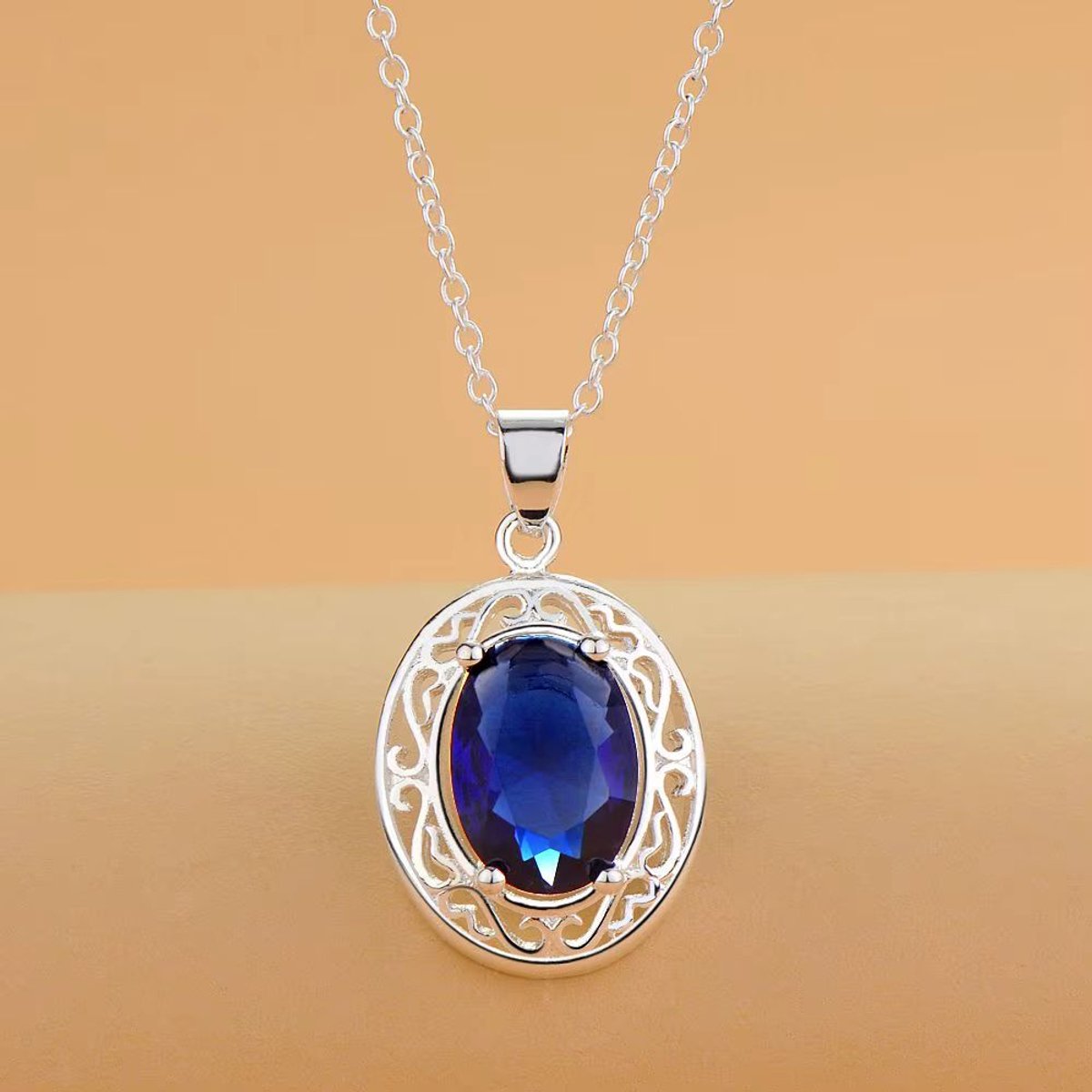 Zilveren ketting (925) met blauwe steen crystal. LN079