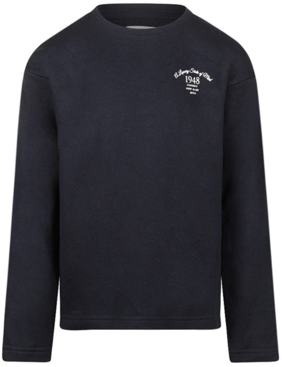 Donkerblauwe longsleeve met kleine tekst opdruk op de borst.