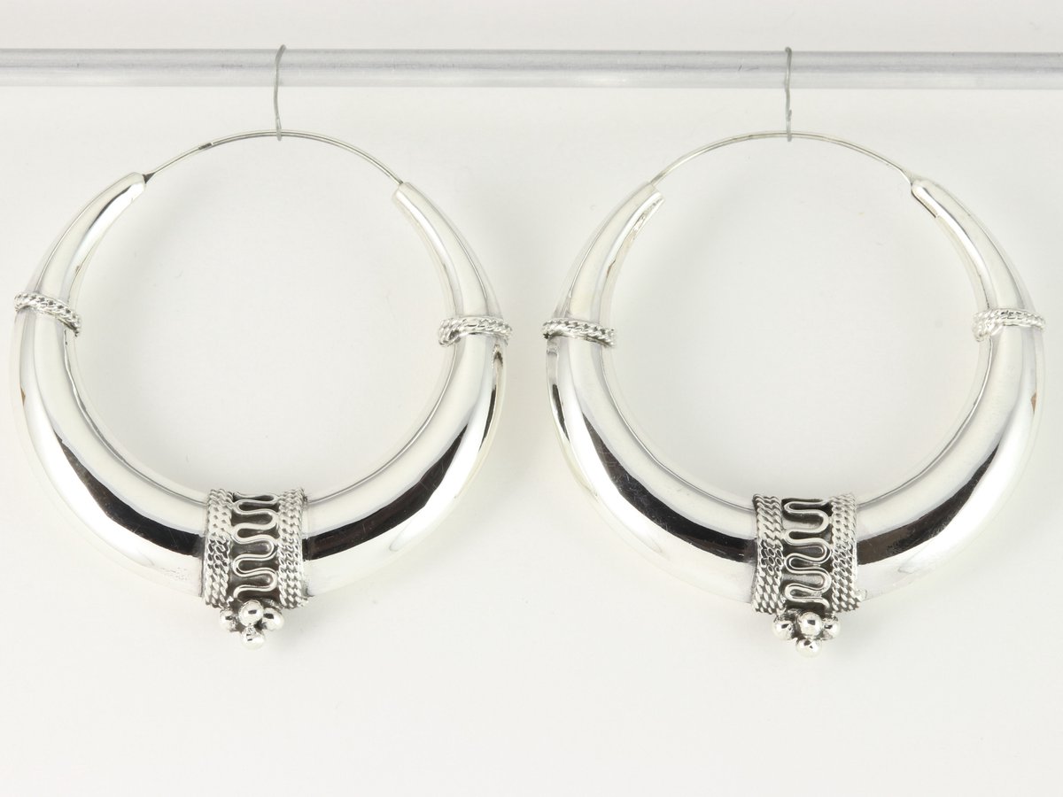 Grote bewerkte zilveren Bali oorringen - ø 52 mm.