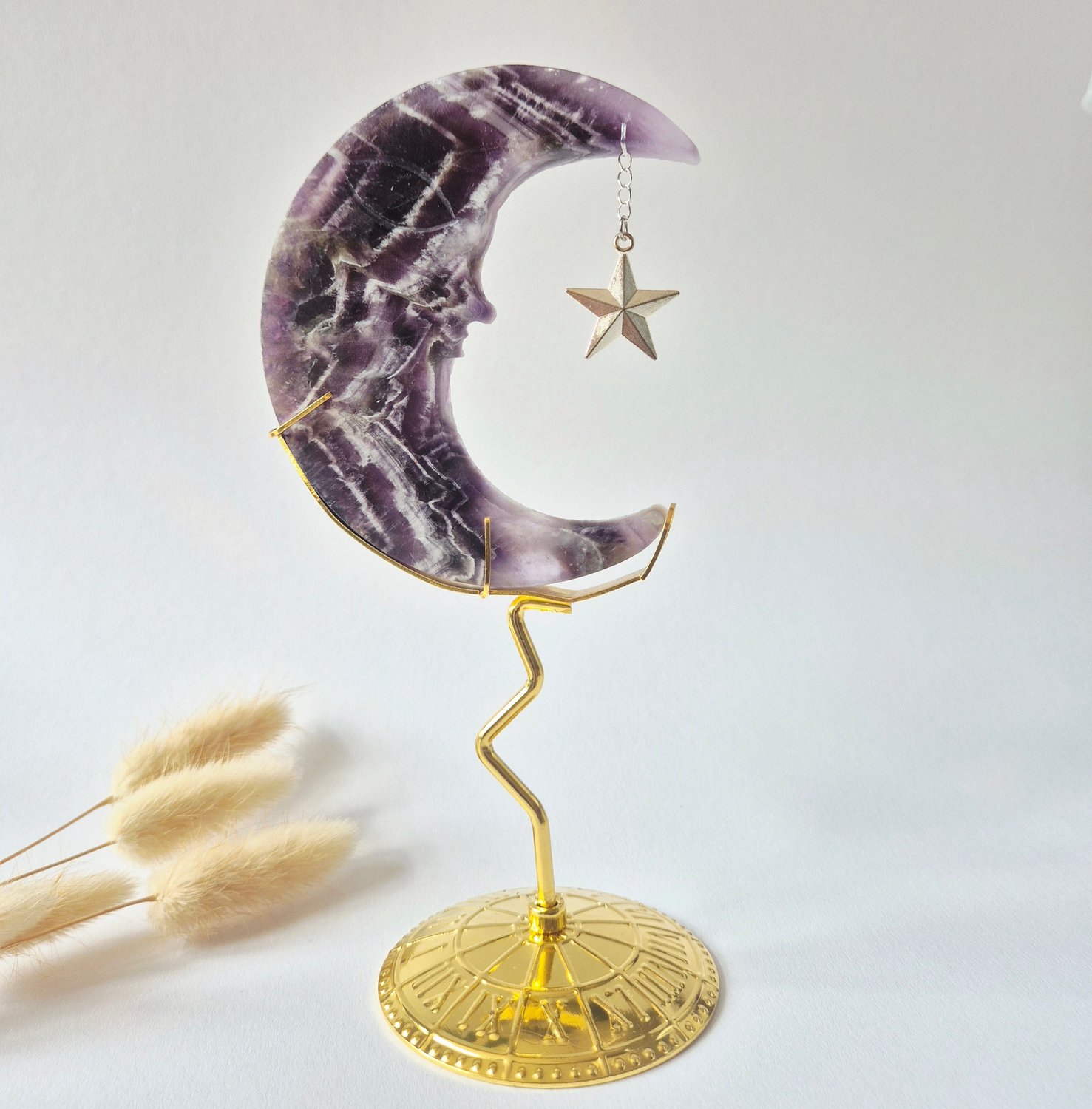 Moonlight Gemstones Dream Amethist Maan op Goudkleurige Standaard – 10cm #15 - Edelsteen Gezicht Gravure Spiritueel Interieur Meerkleurig