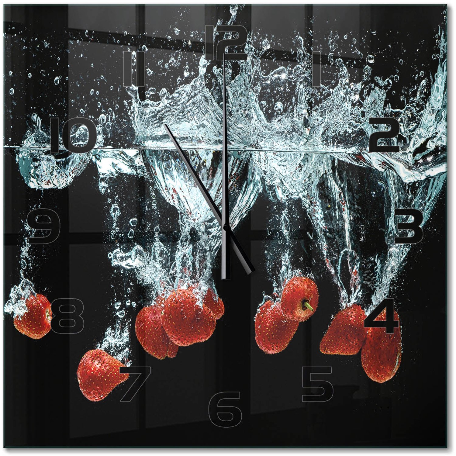 TULUP Wandklok - Aardbeien onder water Gekleurde Glazen Klok - 60x60 cm - Rood Glazen Klok Met Print - Zwarte handen - Vierkante Klok - Moderne Wandklok Glas - Wandklok Glas Decoratie